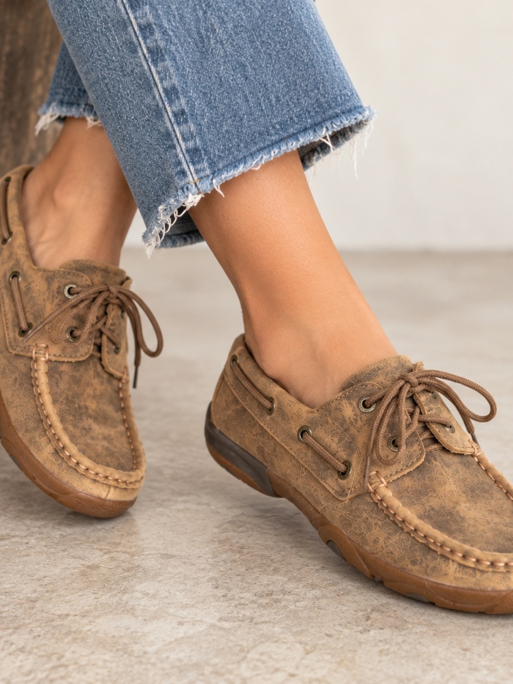 Twisted X Women’s Distressed Leather Driving Moc Boat Shoes Tan size 7